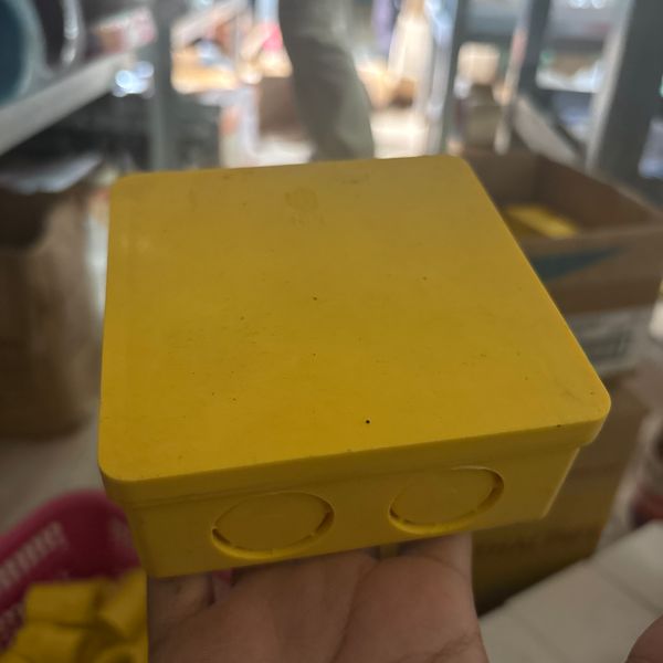 กล่องพักสายสี่เหลี่ยม PVC  สีเหลือง 4*4"