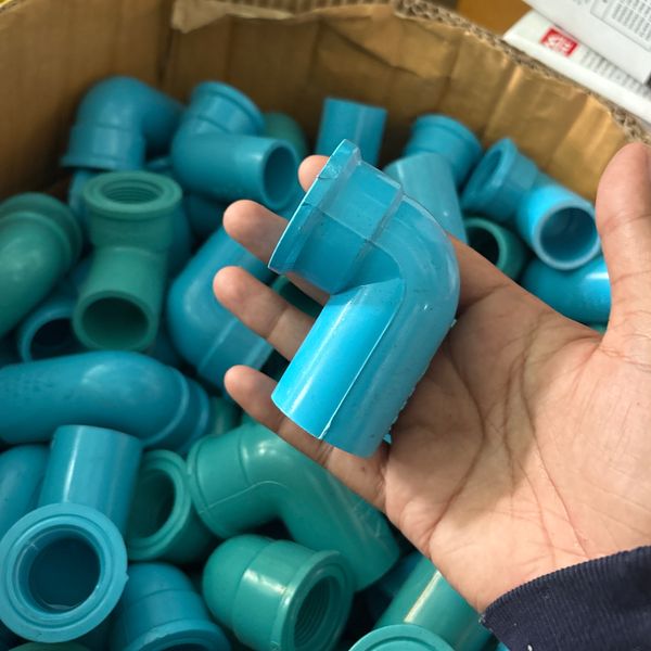 ข้องอเกลียวใน 1" 90° PVC สีฟ้า