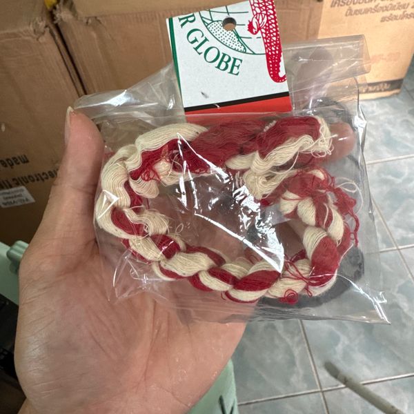 ด้าย แดงขาว