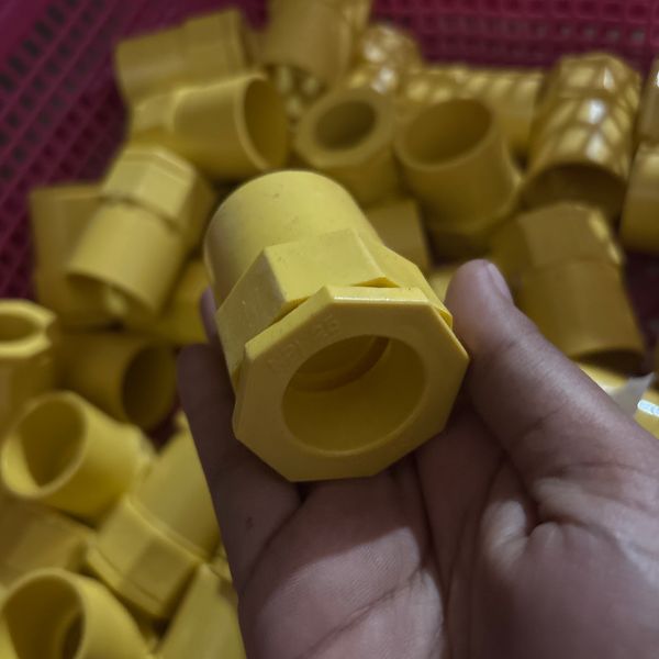 ข้อต่อเข้ากล่อง 1" (Connector) PVC ตรา ช้าง สีเหลือง
