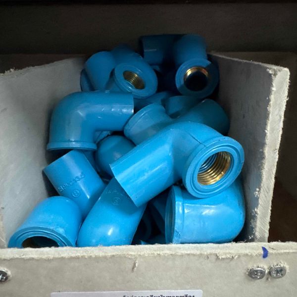 ข้องอเกลียวในทองเหลือง 1/2" 90° PVC สีฟ้า